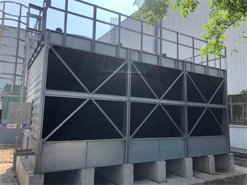 圓形冷卻塔采用加熱板來保溫的方法,圓形冷卻塔安裝